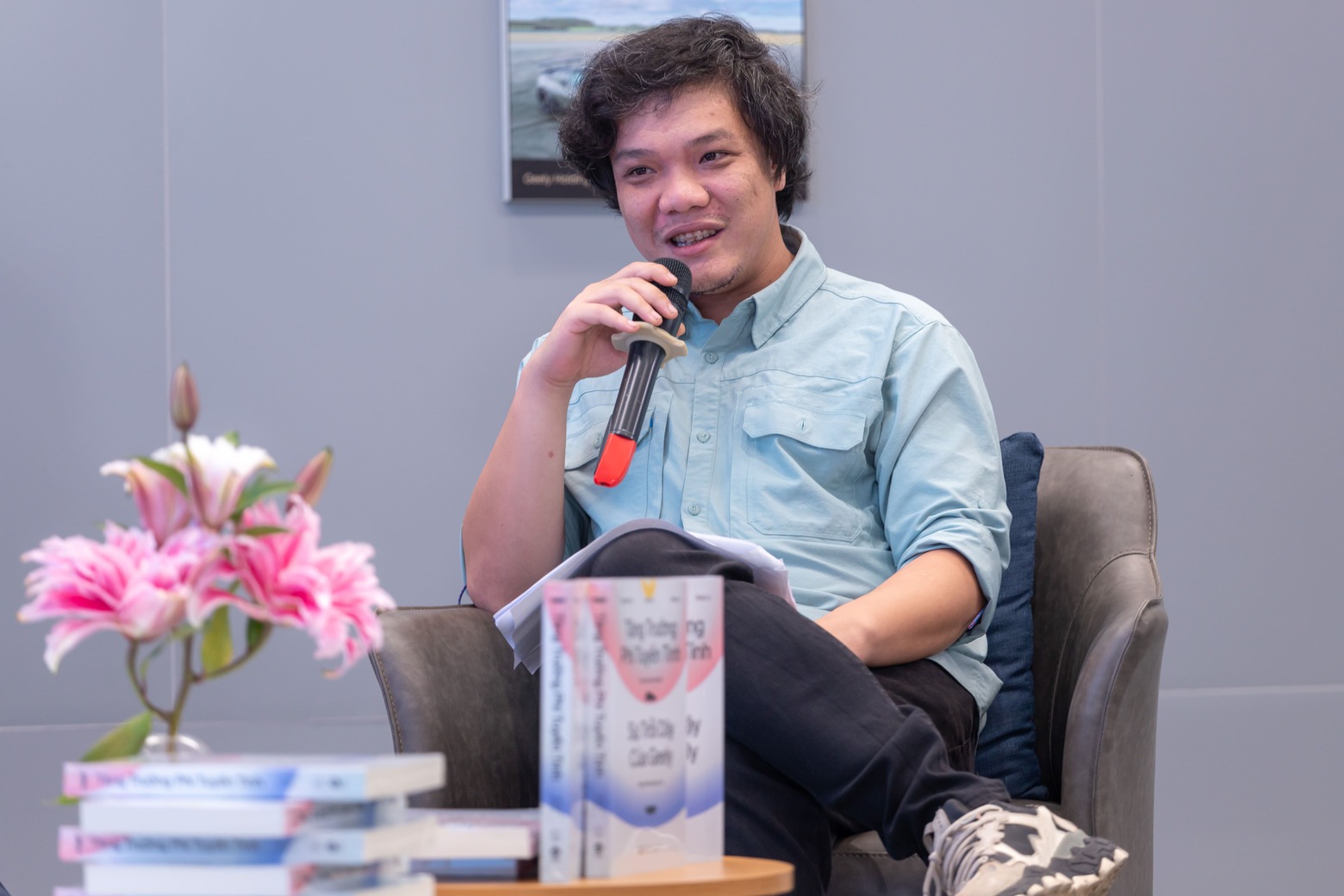 4. Nha bao Dinh Duc Hoang la nguoi dan dat ket noi cac dien gia tai buoi ra mat sach.0161 3 4. Nha bao Dinh Duc Hoang la nguoi dan dat ket noi cac dien gia tai buoi ra mat sach.0161 3