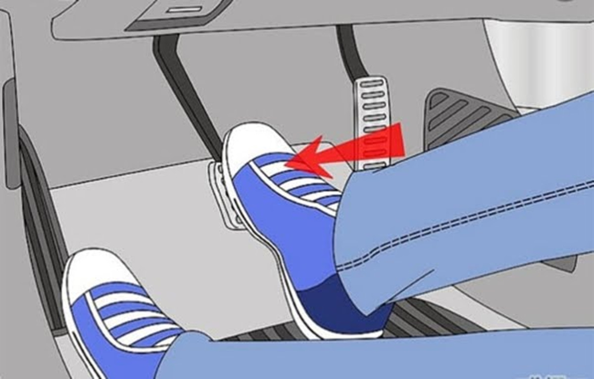 Sử dụng chân phải nhấn chân thắng và chân ga xe ô tô